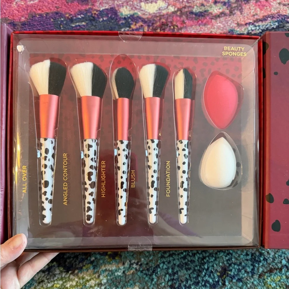 Disney Villains Cruella Deville Brush Set Beauty Blender Makeup Brushes NEW